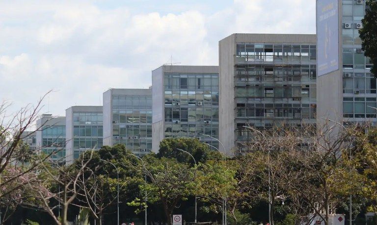 Equipe econômica passa a tarde tentando convencer ministros da necessidade de cortar gastos