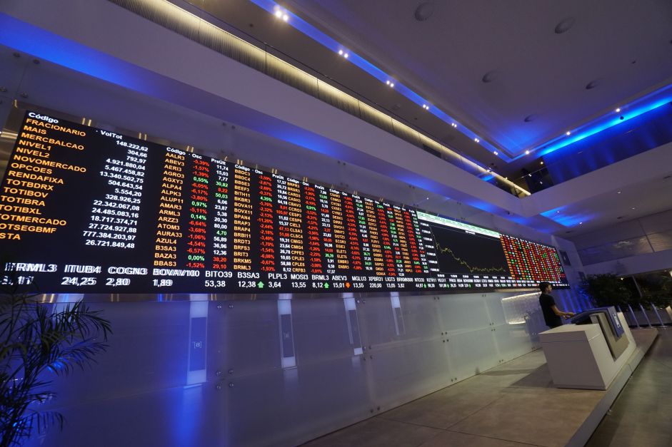 Ibovespa recua e dólar fecha perto da estabilidade antes de decisões sobre juros