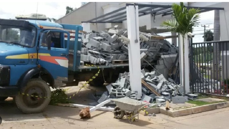 Caminhão desgovernado atinge prédio em Cuiabá moradores tiveram que sair do local às pressas