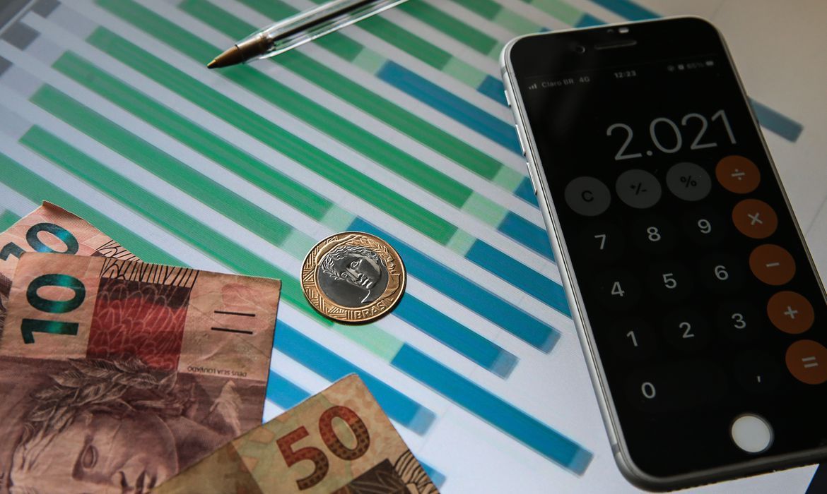 Dívida pública deve atingir pico em 2027, diz Tesouro