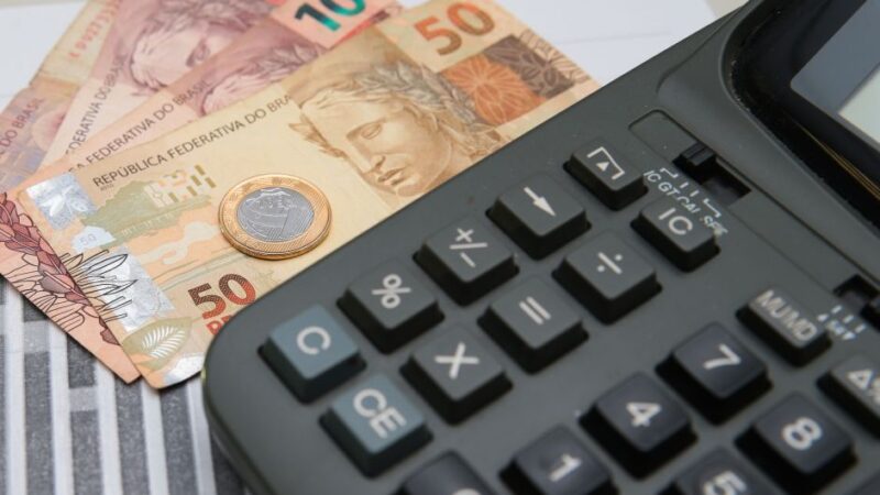 Governo prevê mínimo de R$ 1.630 e superávit de 0,25% do PIB em 2026