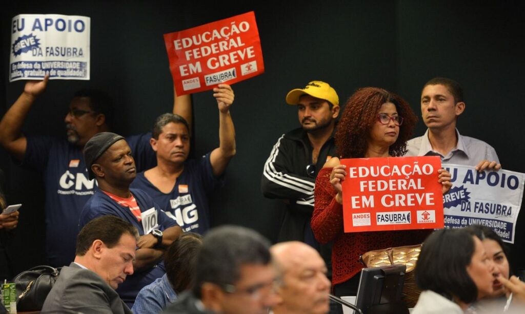 SINDICATO: Servidores federais de educação param em 360 unidades de ensino