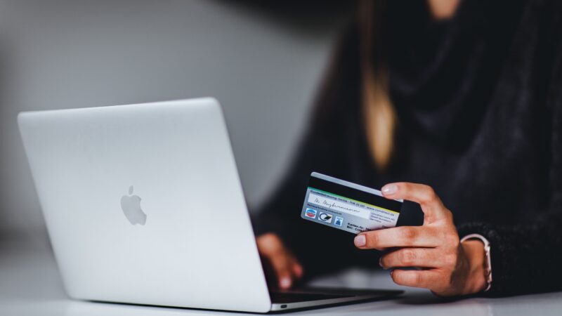 Shopee, Shein e AliExpress concentram cerca de 30% das visitas entre os 10 maiores e-commerces no Brasil, diz relatório