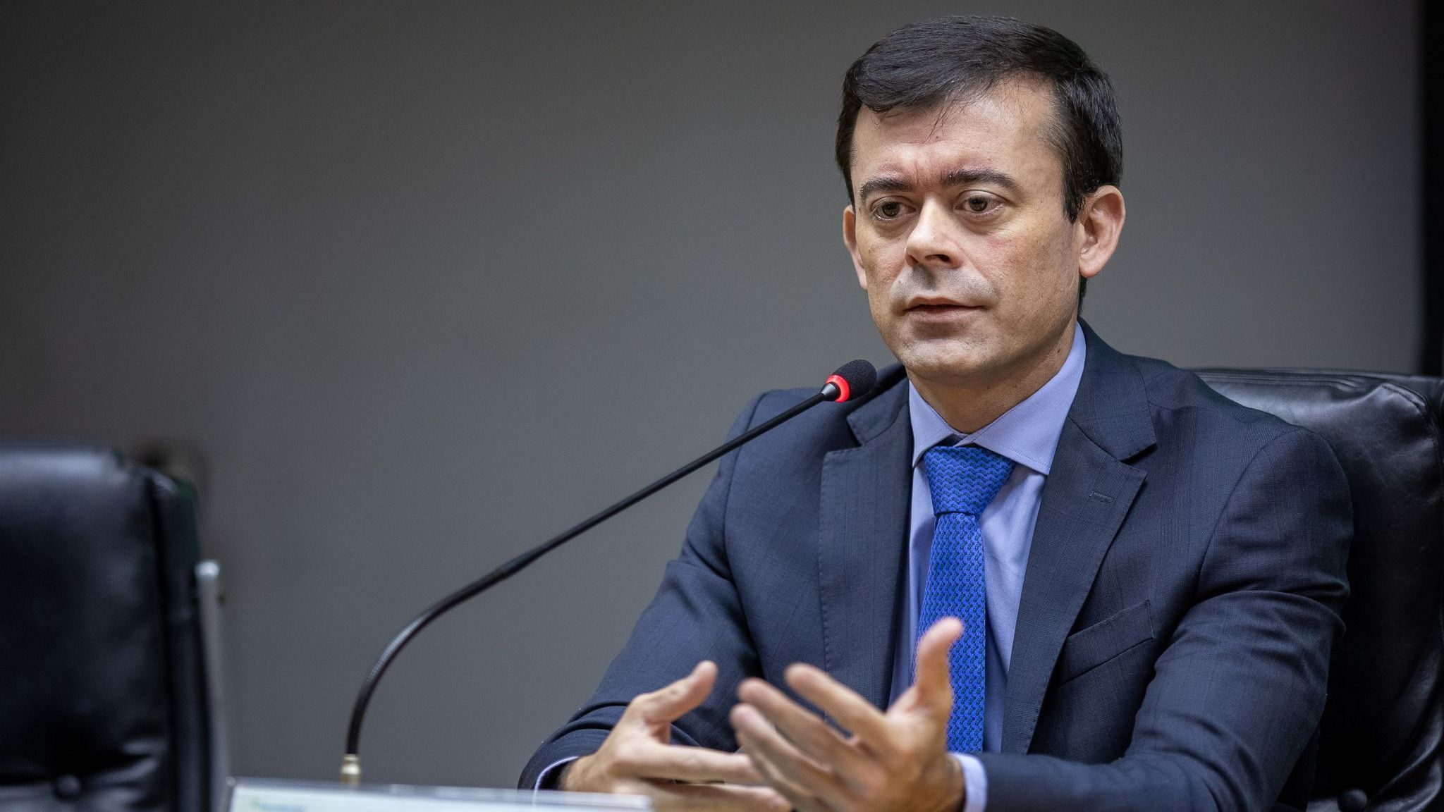 Dólar alto reflete “ruído“ sobre pacote de contenção de despesas, diz Ceron