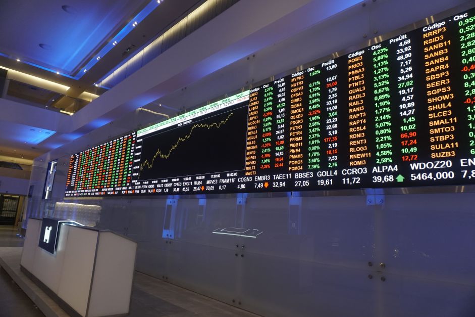 Ibovespa abre sem viés claro em dia cheio de balanços