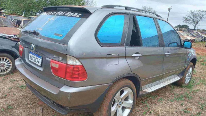 BMW X5 compõe um dos lotes do leilão do Detran de carros livres para circulação