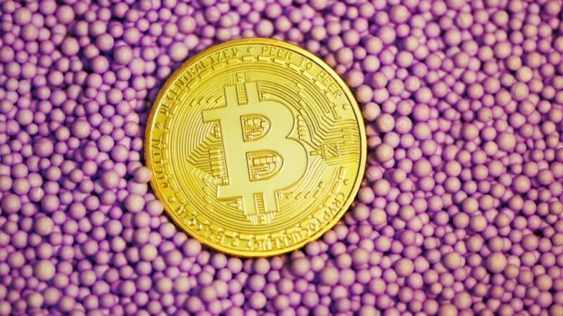 Bitcoin cai a US$ 53,6 mil e perde 26% desde recorde com investidores fugindo do risco