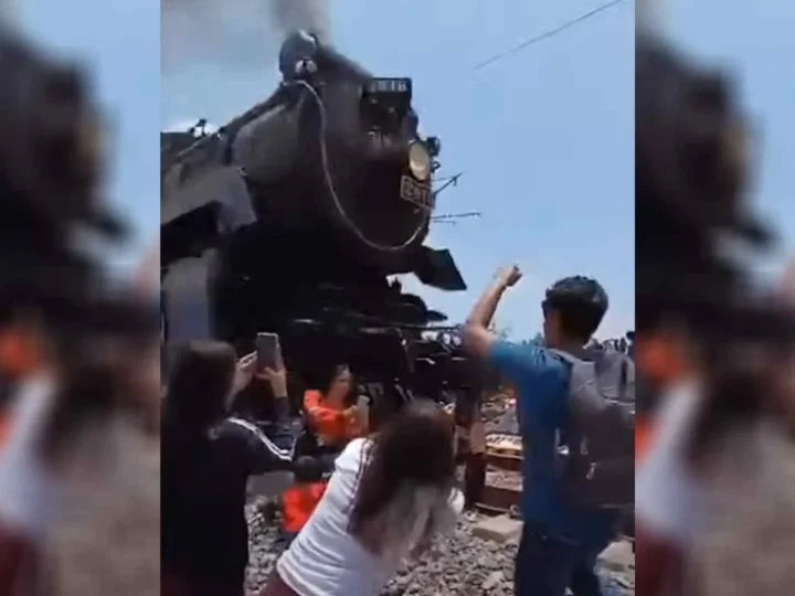 Mulher morre ao tentar tirar ‘selfie’ ao lado de trem no México