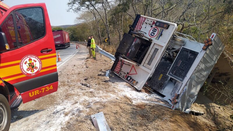 Bombeiros militares retiram corpo de caminhoneiro que ficou preso às ferragens em acidente na BR-070