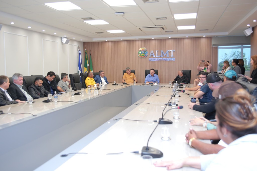 Assembleia participa de reunião emergencial para apoiar comerciantes do Shopping Popular