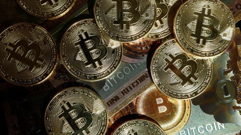 Bitcoin estende perdas e prolonga realização com ambiente de cautela global