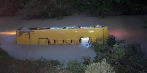 Ônibus escolar com 26 crianças cai em rio em Santa Catarina