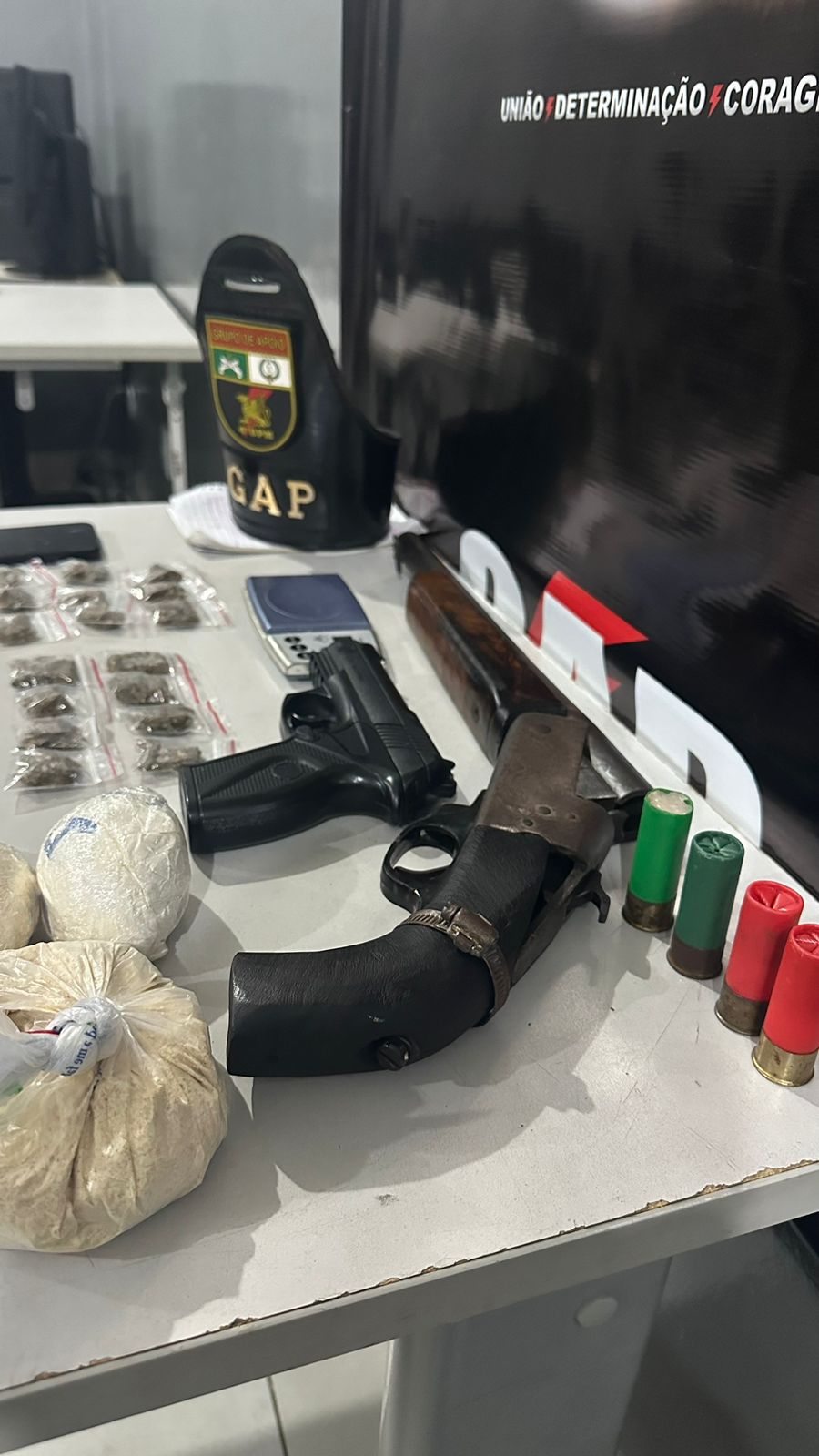 Polícia Militar prende homem com arma de fogo e porções de drogas em Várzea Grande