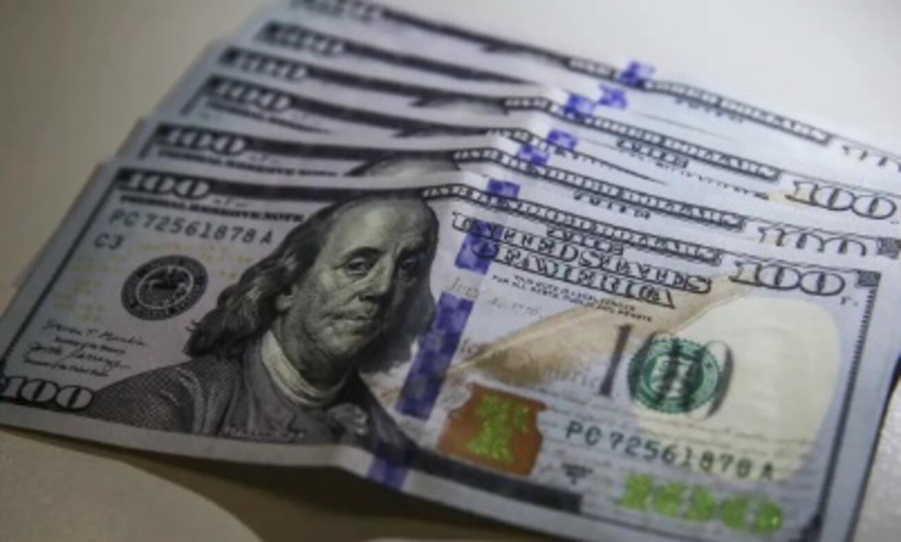 Após seis pregões de baixa, dólar tem leve alta com ajustes e ruídos locais