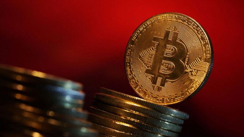 Bitcoin tem forte queda e retorna ao patamar de US$ 63 mil com cautela global e realização de lucros