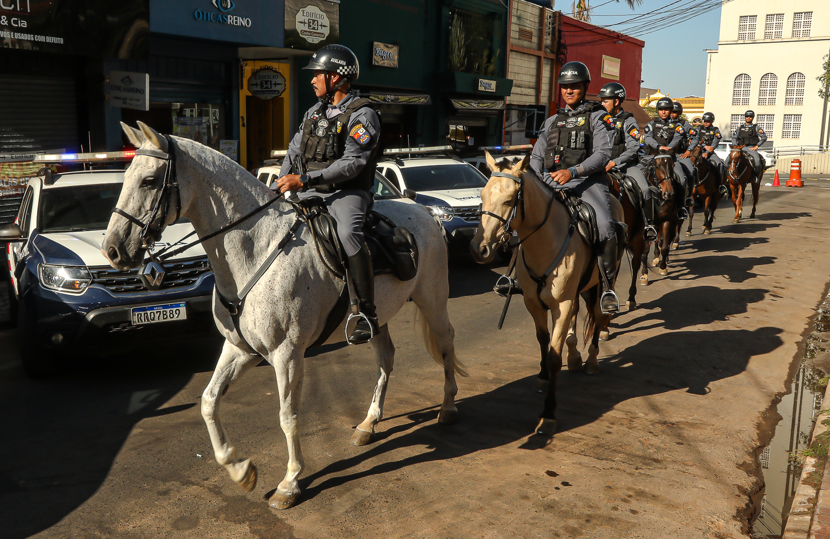 Cavalaria da Polícia Militar prende foragido da Justiça e suspeito de tráfico de drogas em Cuiabá