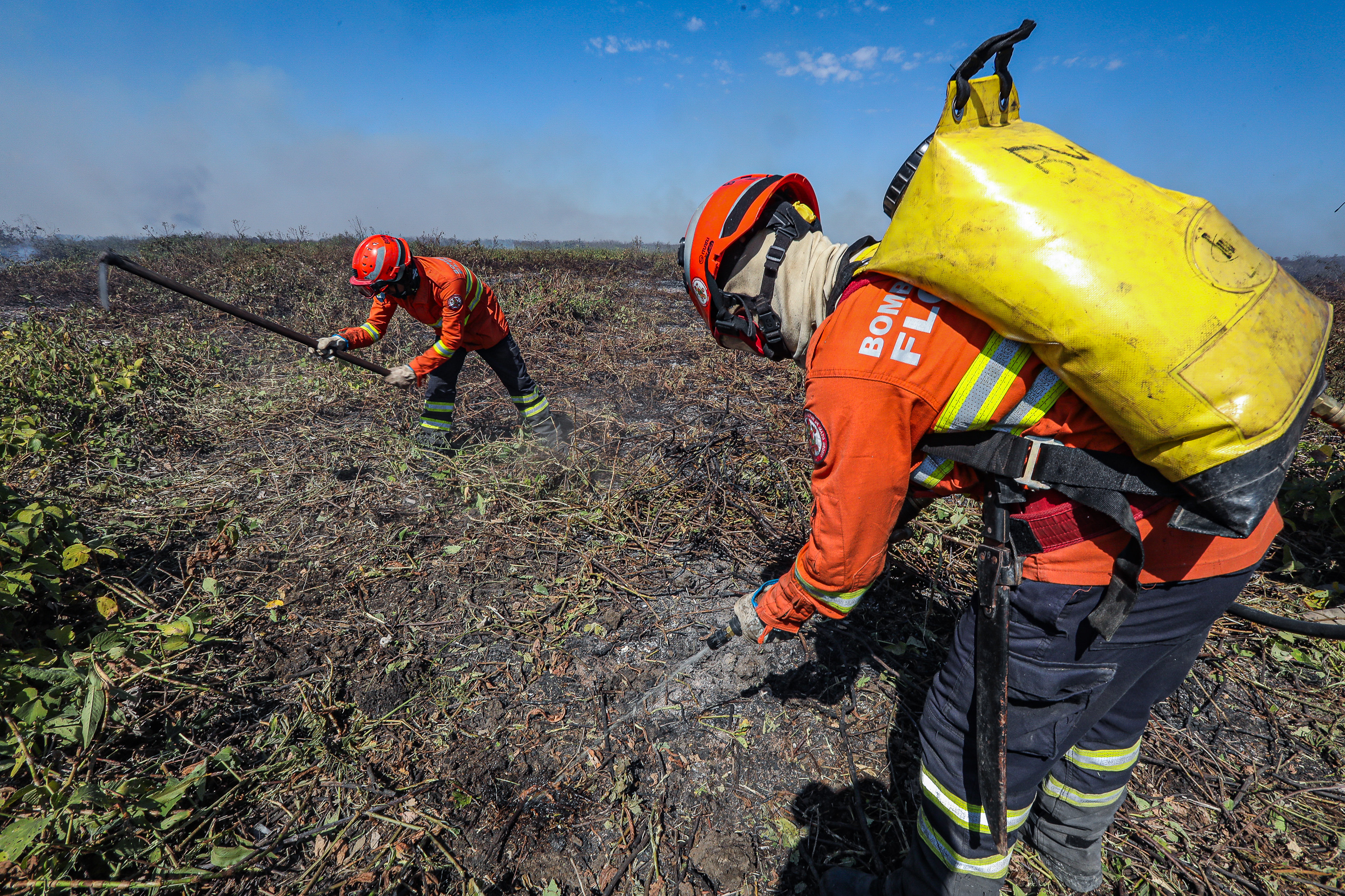 Corpo de Bombeiros extingue três incêndios florestais e combate outros 17 nesta quinta-feira (15)