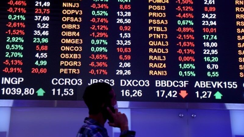 Ibovespa abre estável em 136.888 pontos; dólar sobe 0,05%