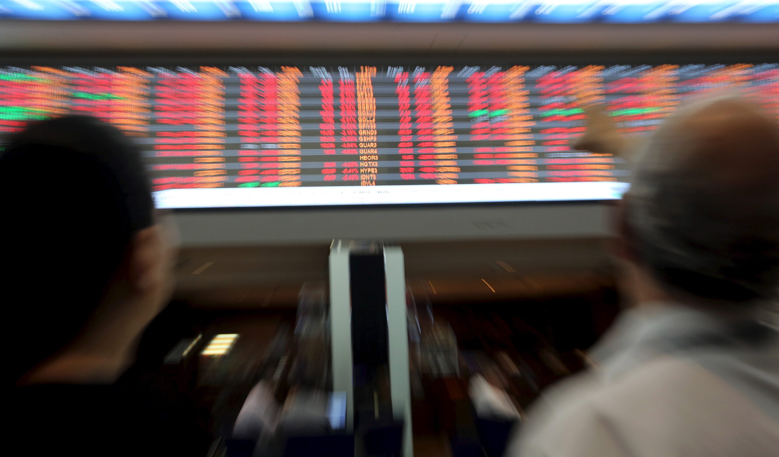 Ibovespa cai 0,79% aos 131.510 pontos; dólar sobe 0,76%