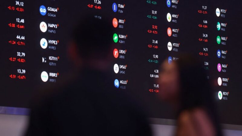 Ibovespa ronda estabilidade após renovar máximas; dólar sobe