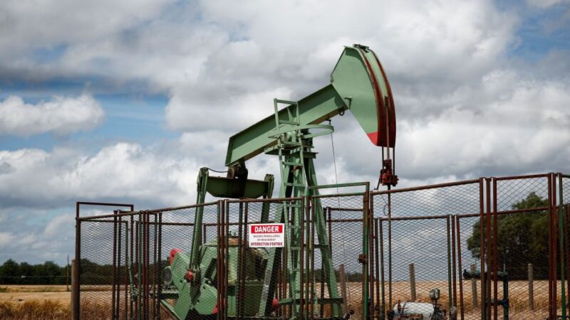 Petróleo fecha em alta, após PMIs fortes e de olho em tensões no Oriente Médio