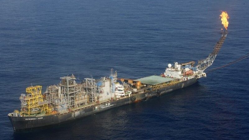 Petróleo fecha em queda com dados dos EUA e tensão no Oriente Médio