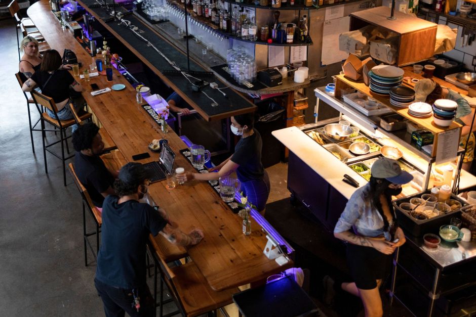 Mesa para um? cada vez mais pessoas estão comendo sozinhas em restaurantes dos EUA