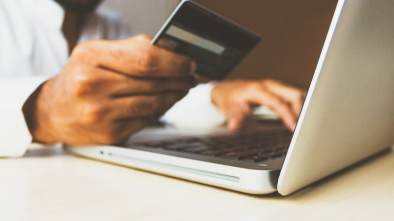 Shopee, Shein e AliExpress: 7 em cada 10 brasileiros compram em sites internacionais, diz estudo