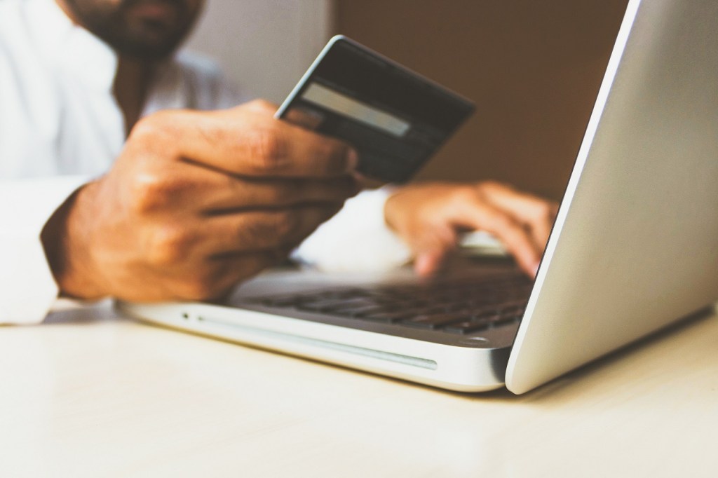 Shopee, Shein e AliExpress: 7 em cada 10 brasileiros compram em sites internacionais, diz estudo