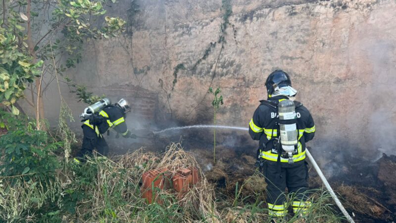 Bombeiros extinguem incêndio em terreno baldio em Cuiabá