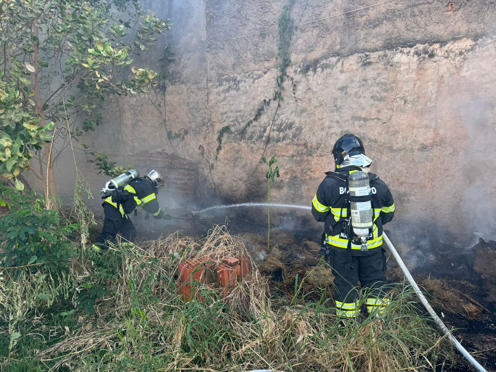 Bombeiros extinguem incêndio em terreno baldio em Cuiabá