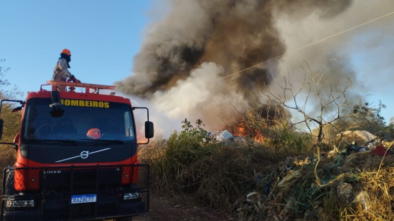 Bombeiros combatem incêndios em aterro sanitário e terreno baldio em Primavera do Leste