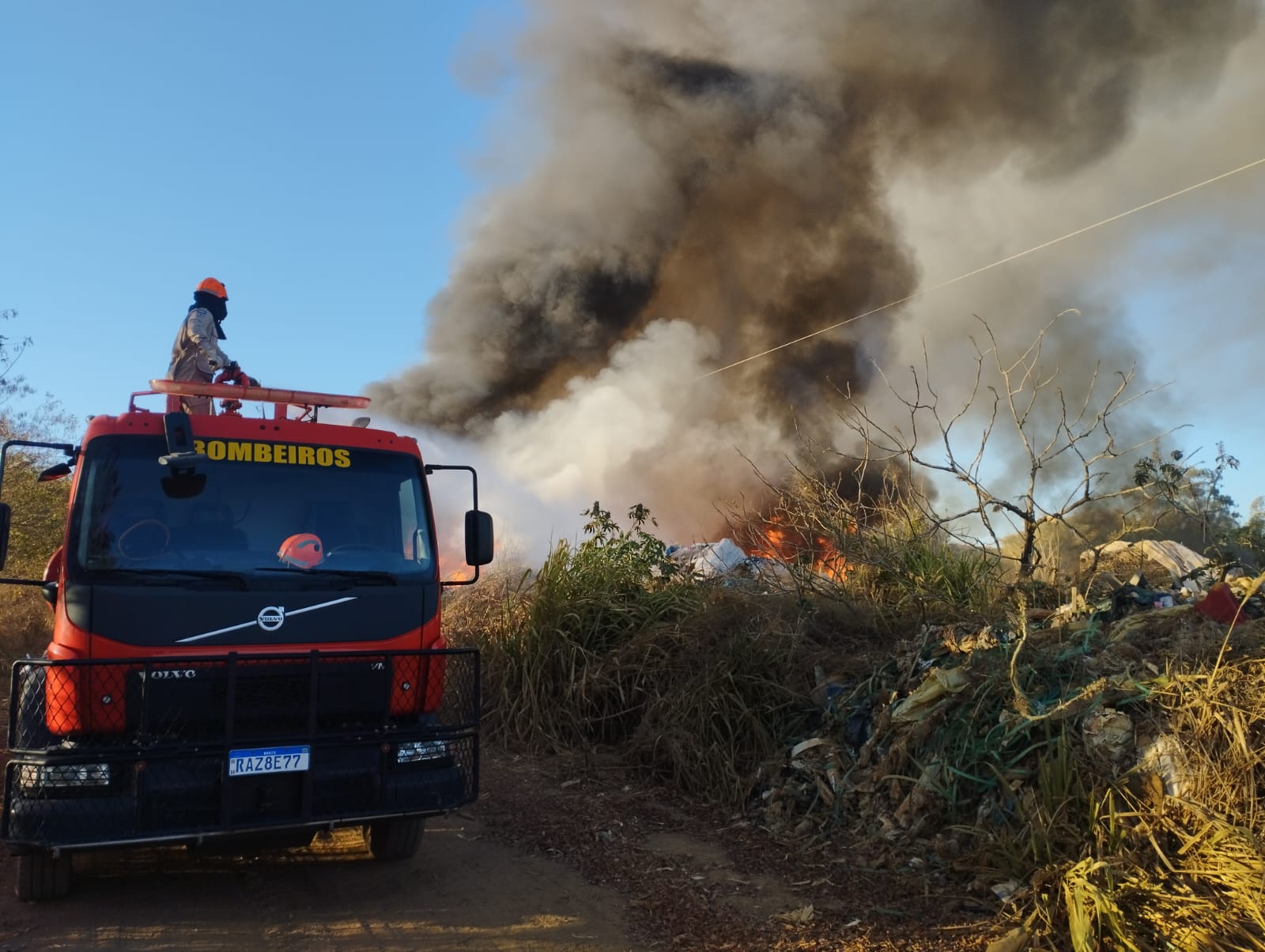 Bombeiros combatem incêndios em aterro sanitário e terreno baldio em Primavera do Leste