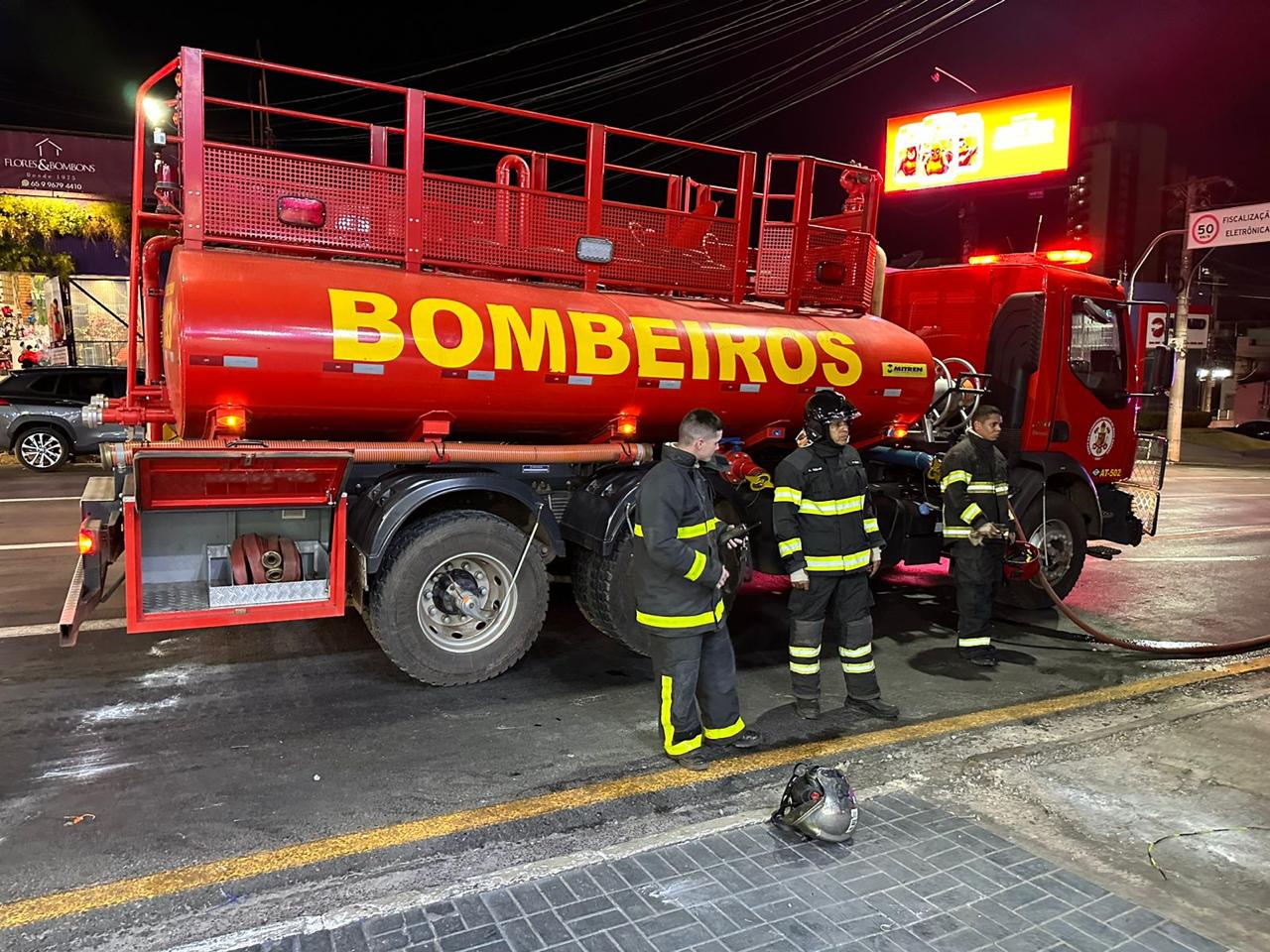 Corpo de Bombeiros extingue incêndio em pastelaria no centro de Cuiabá