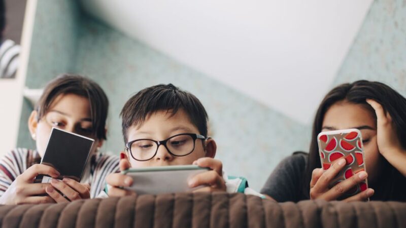 iPhone, formatura e Disney: levantamento mostra para que os jovens estão guardando dinheiro
