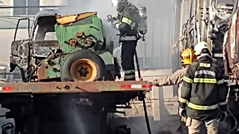 Bombeiros extinguem incêndio em veículos abandonados em Cuiabá