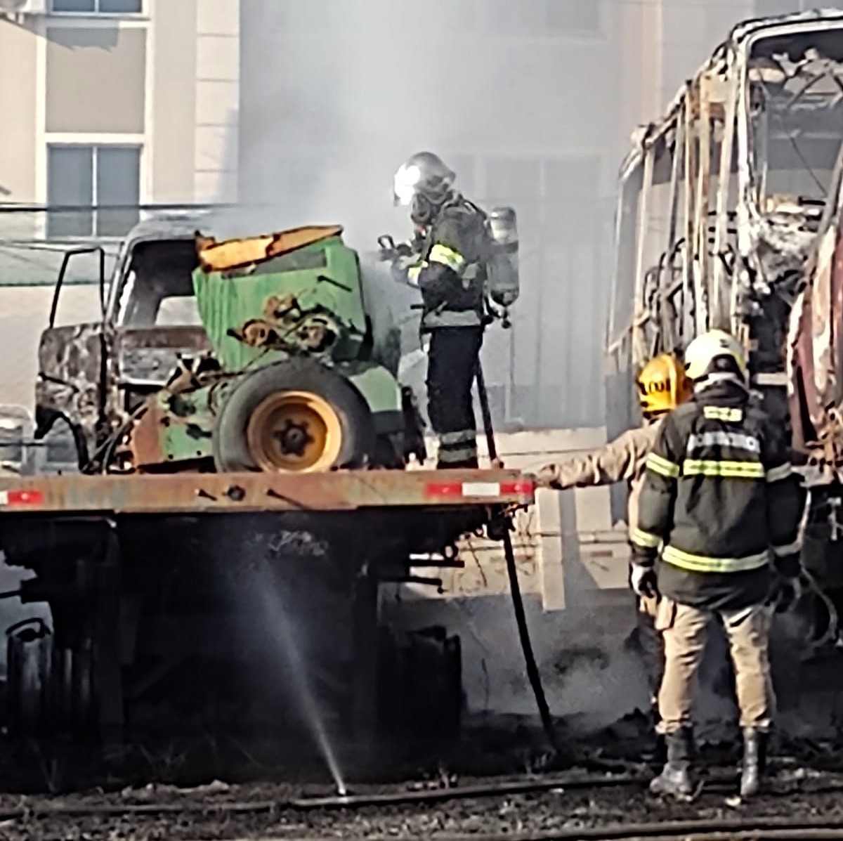 Bombeiros extinguem incêndio em veículos abandonados em Cuiabá