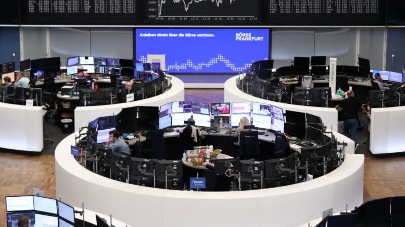 Bolsas europeias caem após PIB britânico fraco e queda de ações do setor de saúde