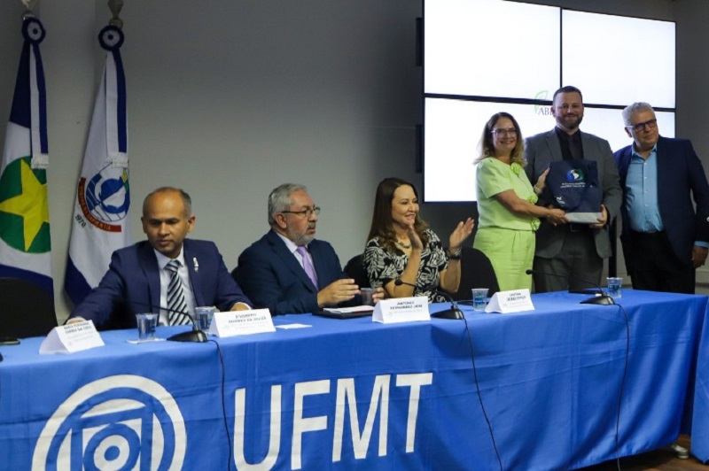 CONGRESSO INTERNACIONAL: Coletânea com diagnósticos de 13 bacias é lançada em Cuiabá