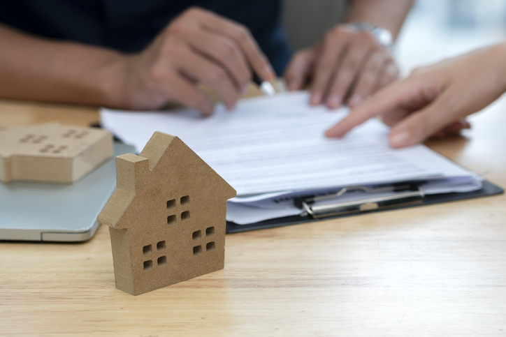 Como o juro alto prejudica investidores e quem compra ou vende imóveis