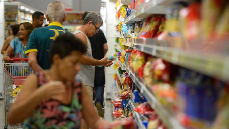 Confiança do consumidor brasileiro sobe pela 4ª vez seguida em setembro, diz FGV