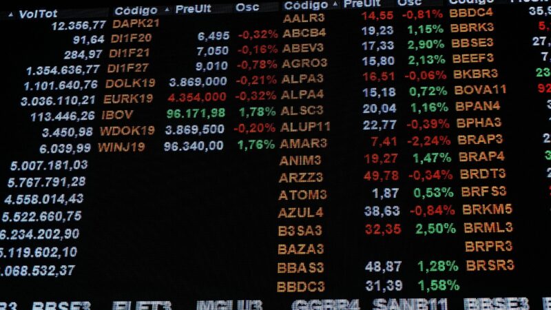 Dólar cai e fecha semana a R$ 5,56 à espera de juros nos EUA e Brasil; bolsa sobe