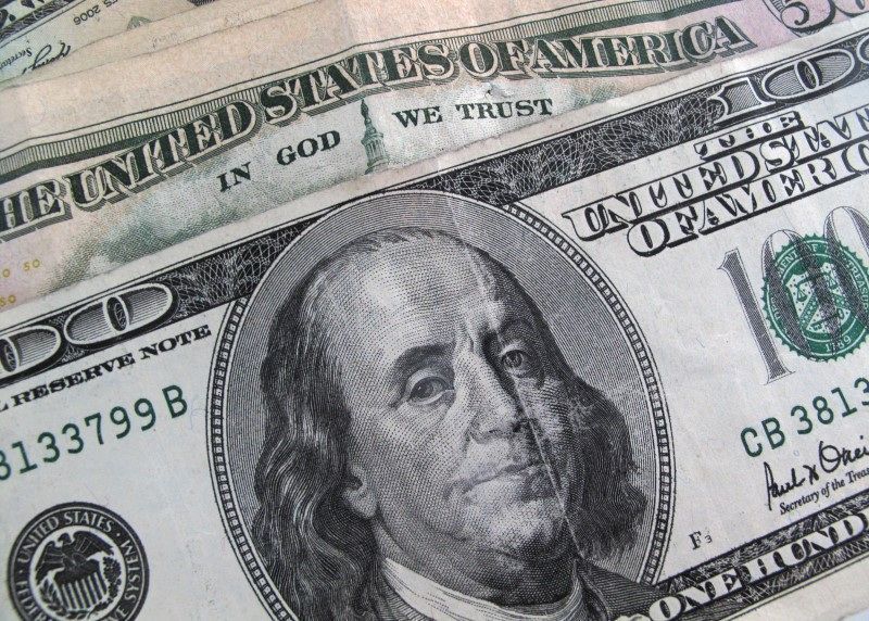Dólar sobe e ronda R$ 5,90 com Trump e juros no radar; bolsa avança
