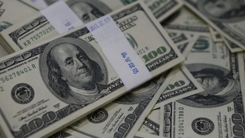 Dólar opera estável em meio à expectativas sobre corte de juros do Fed