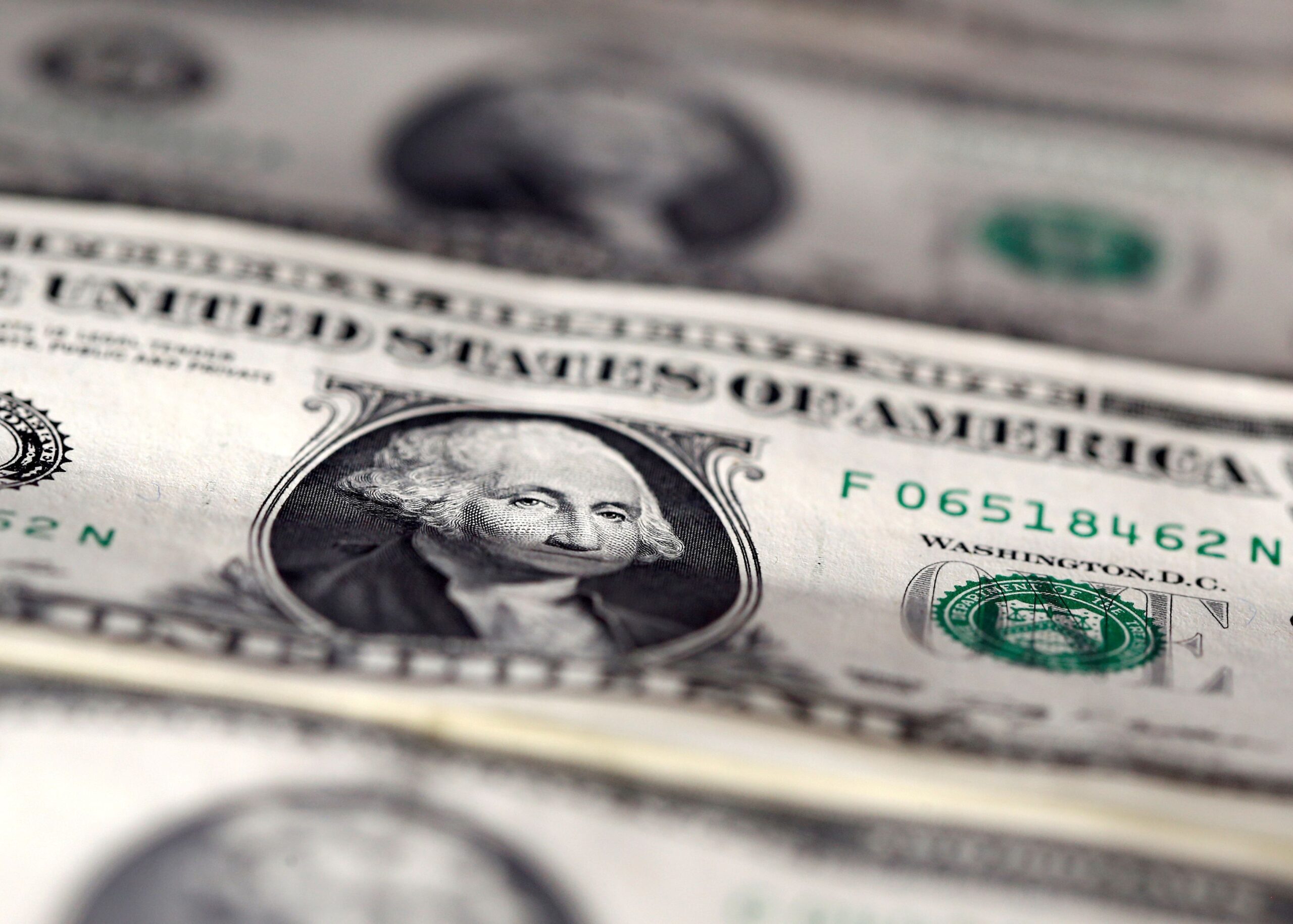 Dólar sobe na abertura com IPCA e tarifas de Trump em foco