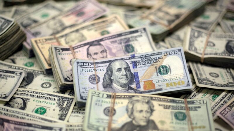 Dólar se mantém acima de R$ 6 com PIB e emprego dos EUA no radar; bolsa sobe