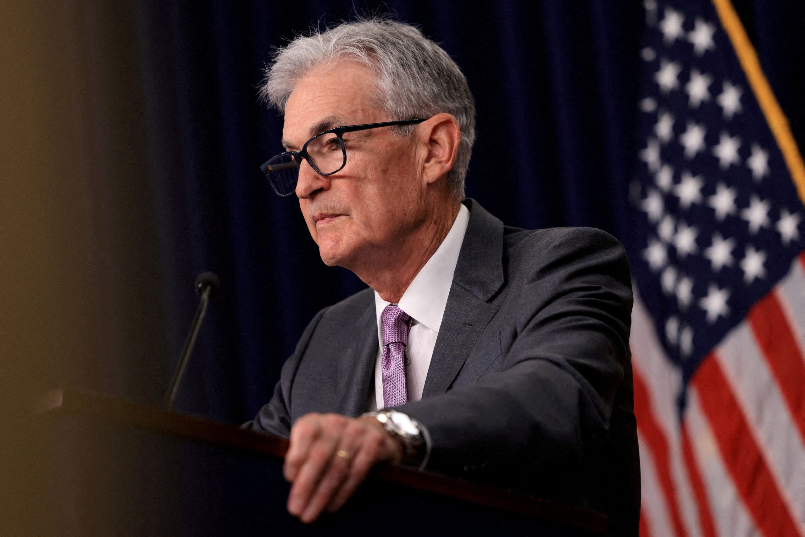 Risco inflacionário persiste e juros devem cair com tempo, diz Powell