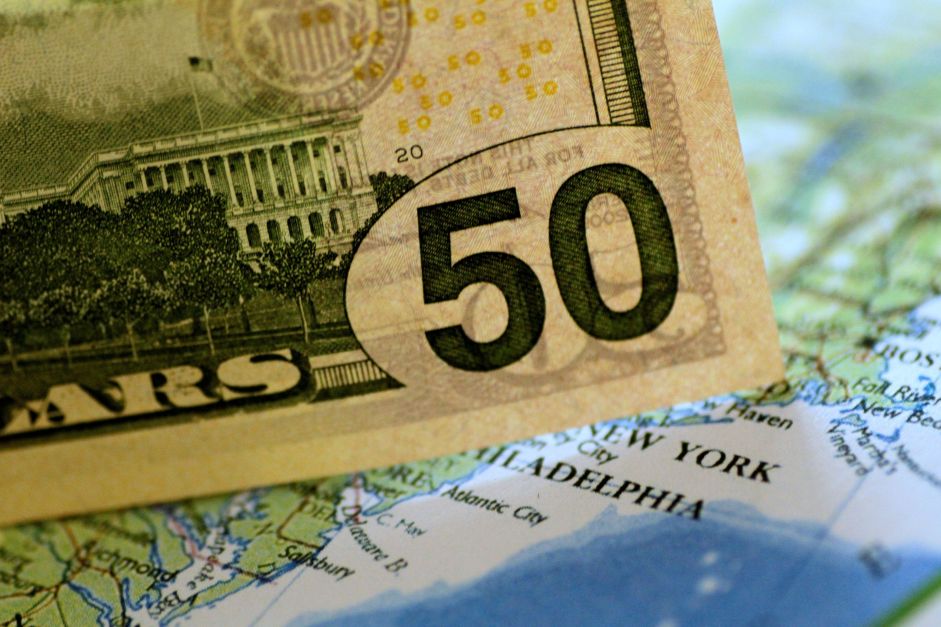 Dólar cai mais de 1% na abertura após Copom acelerar alta dos juros