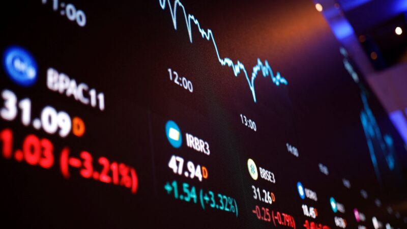 Ibovespa recua aos 133 mil com expectativa de aumento dos juros pelo BC; dólar cai