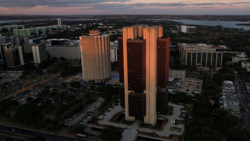 O gasto com juros não pode ser controlado pela política econômica, diz Pessôa à CNN